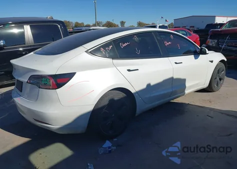 2021 Tesla Model 3 Standard Range Plus Rear-Wheel Drive z USA, uszkodzony, nr VIN 5YJ3E1EA8MF985581